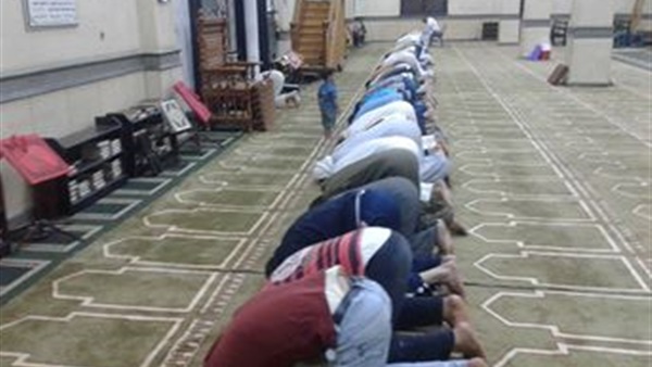 بالصور.. الصائمون يؤدون صلاة المغرب بمسجد سيدي سالم بكفر الشيخ