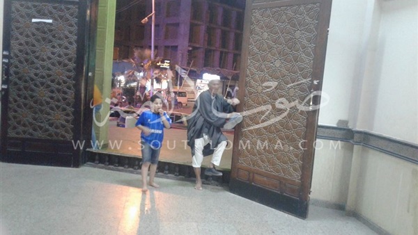 بالصور.. توافد كثيف على مسجد «سيدي سالم» لأداء صلاة «العشاء»