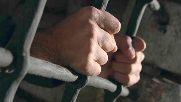 حبس صاحب محل بعد طعن نجل صديقة بسبب خلافات عمل