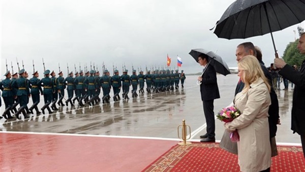 بالصور.. «نتنياهو» يصل موسكو برفقة زوجته