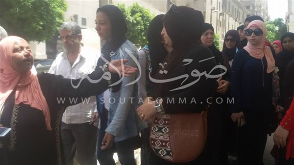 بالفيديو.. أولياء الأمور من أمام وزارة التعليم :«اللى بيحصل ده تهريج» 