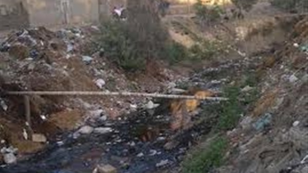 بالصور.. قرية روس الفرخ بـ «كفر الشيخ» خارج حسابات المسئولين.. المنازل محاصرة بمياه الصرف الصحي.. جفاف الترع يدمر الأراضي الزراعية.. أسلاك الكهرباء تهدد حياة الأطفال.. ومصنفة ضمن القرى الأكثر احتياجا