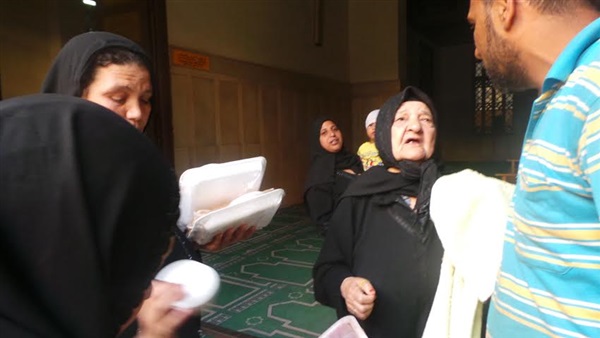 بالصور.. شباب متطوعون يوزعون وجبات بمحيط مسجد الدسوقي