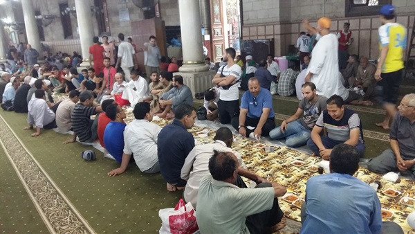 بالصور.. إفطار جماعي فى رحاب «سيد شباب اهل الجنة»