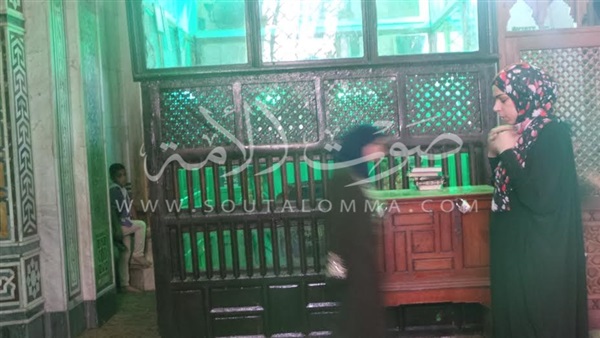 بالصور.. محبى القطب الابراهيمى يلتفون حول المقام للتبرك