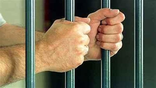 تجديد حبس أمين شرطة استولى على مليون جنيها بحجة توظيفها
