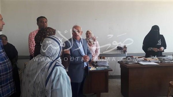 محافظ بورسعيد يلتقي بالعاملين بديوان حي الشرق للتهنئة بشهر رمضان