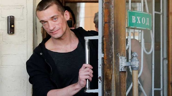 الإفراج عن فنان روسي أضرم النار في مقر الاستخبارات السابق