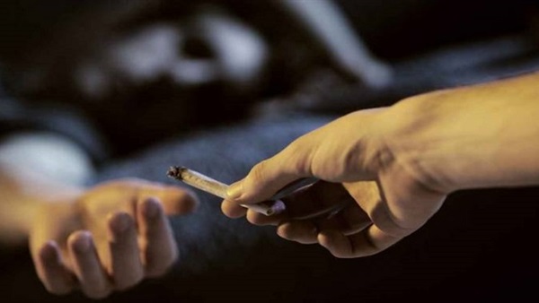أمريكية تحرق يدي ابنها لأنه باع مخدراتها