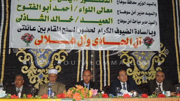 بالفيديو والصور.. الكفن ينهى خصومة ثارية بين عائلتين في سوهاج