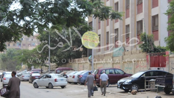 بالفيديو والصور.. طلاب يتسلقون سور المدرسة بعد غلق اللجان
