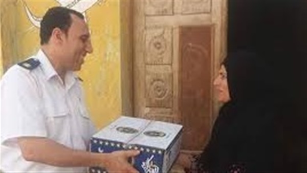 شرطة القصاصين توزع شنط رمضان على منازل الأهالي