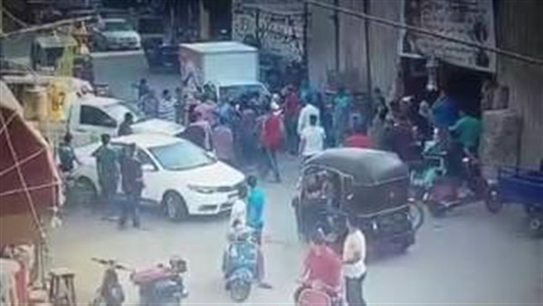 نشطاء يتداولون مقطع فيديو للحظة موت مواطن على يد الشرطة