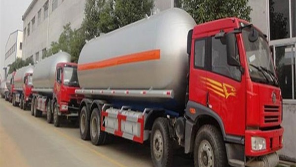 ضخ 8 آلاف و700 طن من المواد البترولية و21 ألف أسطوانة بوتاجاز بقنا