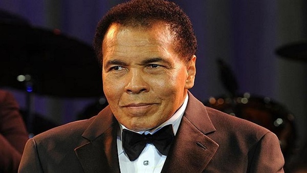 الآلاف يودعون محمد علي في جنازة إسلامية