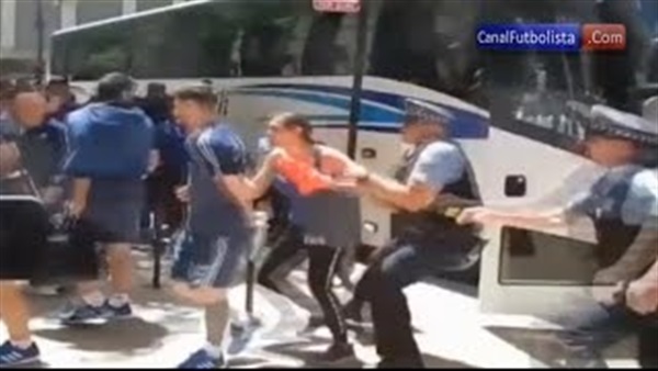 بالفيديو.. مشجعة تعتدي على «ميسي» 