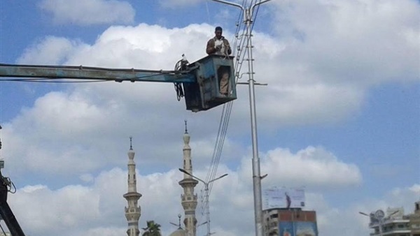 استمرار تركيب الكشافات الليد بشوارع دمياط 