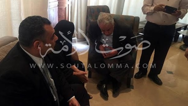 بالصور.. نقيب المحامين يقطع مئات الكيلومترات لزيارة «سيدة الكرم» اليوم.. يبدأ في خطوات دفاعه عنها.. التقدم بطلب للنائب العام لجعل قضيتها مستقلة عن القرية.. ومحامي المجني عليها يطالب بتعويض 100 ألف