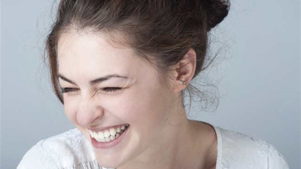 العلماء يكتشفون سبب كثرة الضحك والإبتسامات لدى بعض الأشخاص