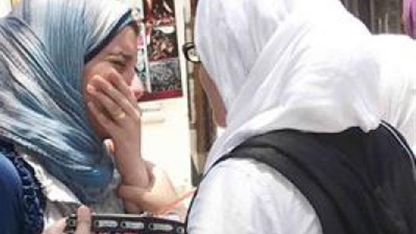 طالبة تمزق كراسة إجابتها بالمنيا لصعوبة امتحان الفيزياء