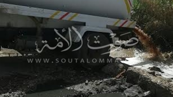 بالصور..عربات الوحدات المحلية بالقليوبية تلقى مخلفات السلخانات بمياه الترع