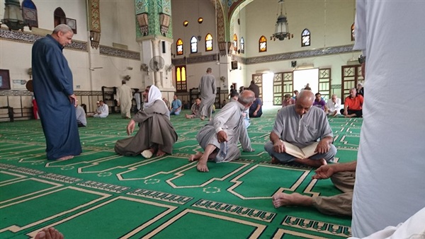 بالصور.. الصائمون يفترشون مسجد النصر بالمنصورة