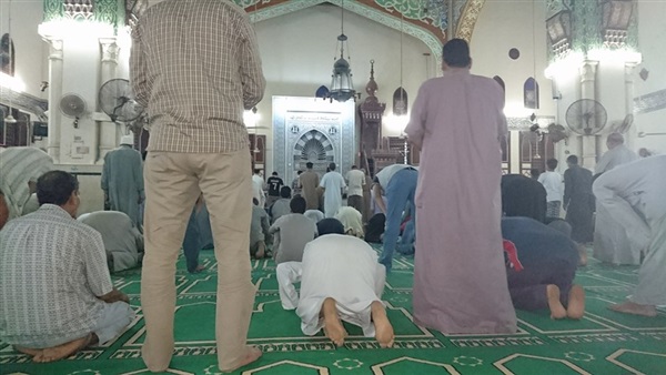 بالصور.. ختام شعائر صلاة العشاء بمسجد النصر في المنصورة