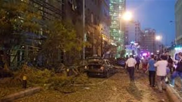 بالصور.. انفجار يهز العاصمة اللبنانية.. عبوة ناسفة وضعت بـ«حوض زهور».. الزجاج المتناثر من بنك لبنان والمهجر يمنع الأمن من الاقتراب.. والشرطة ترجح: العبوة الناسفة تزن 15 كيلوجرامًا