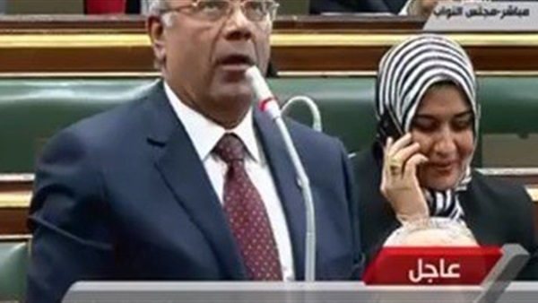 سقطات نواب برلمان 2016 عرض مستمر.. نائبة تتحدث فى الهاتف متجاهلة الجلسة.. موظف بالمجلس للأعضاء «متلعبوش في الزراير».. و«عبد العال»عن تزويغ النواب: المفروض إننا فى رمضان والفطار الساعة 7