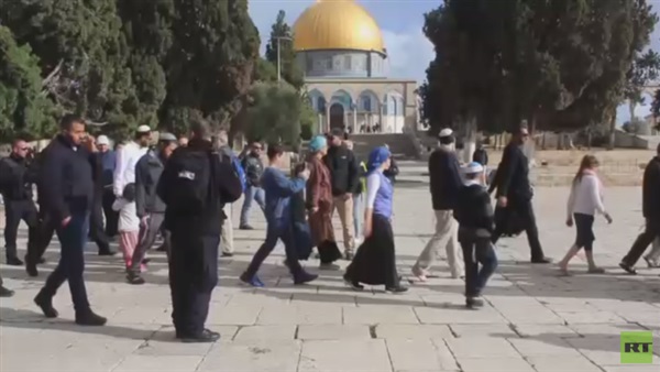 يهود متطرفون يقتحمون الأقصى بغطاء من الشرطة