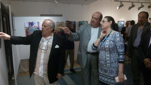 بالصور..رئيس أكاديمية الفنون تفتح معرض "البوستر" لطلاب "العالى للسينما"