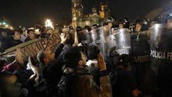 متظاهرون يغلقون الطرق فى المكسيك للمطالبة بإطلاق سراح نقيب المعلمين