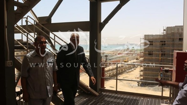 بالصور.. محافظ السويس يتابع الاعمال النهائية لمحطة توليد الكهرباء