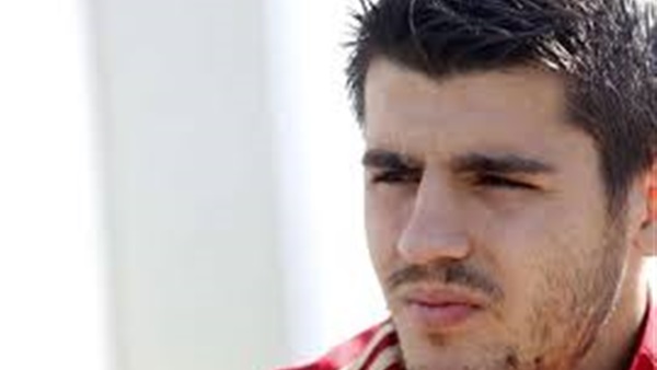 شاهد.. «موراتا» يعرقل حكم لقاء «إسبانيا والتشيك» في لقطة كوميدية