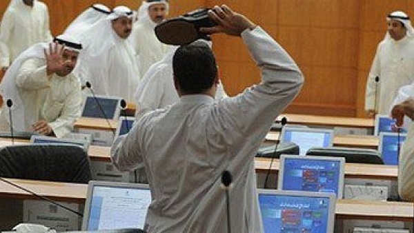«صحيفة كويتية»:رئيس مجلس الأمة يخلى القاعة بعد تشاجر نائبين بـ«النعال»