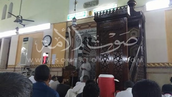 بالصور.. المصلون يستمعون لخطبة التراويح بالمسجد الكبير في مطروح