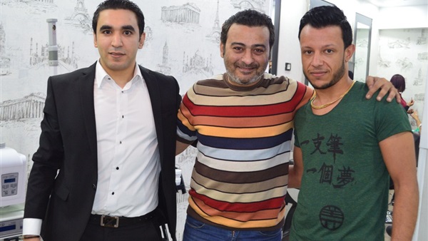 بالصور.. أول ظهور لأحمد عزمي في افتتاح «كوافير»
