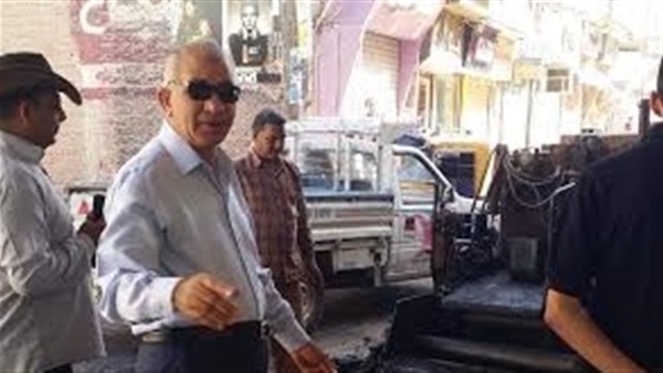 بالصور.. «برجل» يتابع أعمال رصف شوارع الحسينية بالشرقية