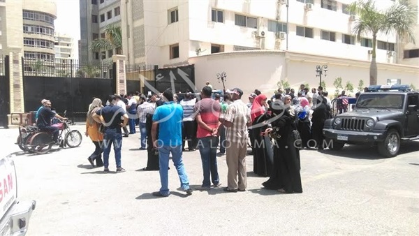بالصور..العشرات يحتجون علي نتائج تظلمات الاسكان الاجتماعي ببورسعيد