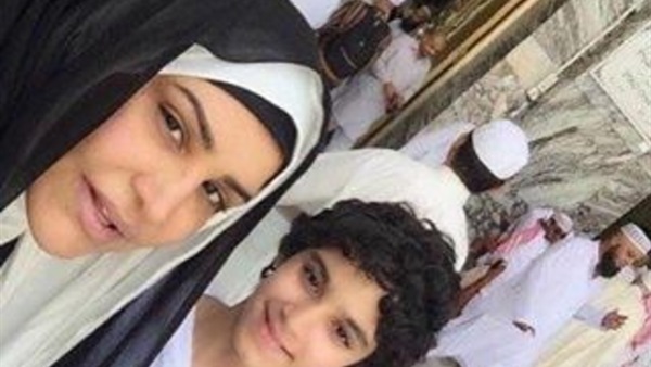 بالصورة.. أحلام تستعيد ذكريات «عمرتها»