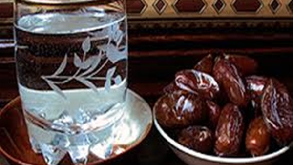 الماء والتمر لبشرة صحية في رمضان
