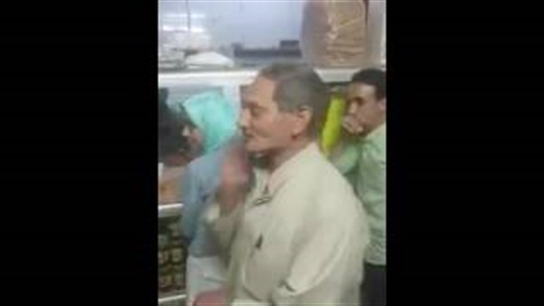 بالفيديو.. «شحات» يثير غضب بائع وزبائنه بسبب علبة سجائر