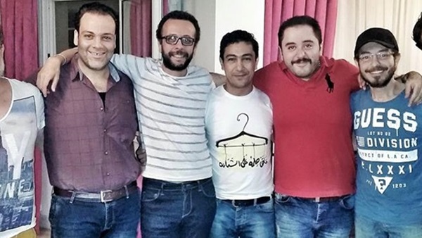 بالصورة.. عمرو عبدالعزيز يتناول الإفطار مع «أحمد زاهر»