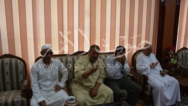 بالصور.. محافظ الدقهلية يلتقي أهالي«عزب محجوب» لحل مشكلة المياه