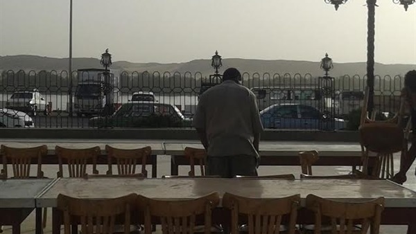 بالصور..تجهيز موائد الرحمن لاستقبال الصائمين بمسجد الجامع فى أسوان 