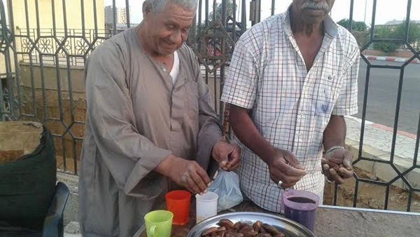 بالصور..تجهيز البلح الأسواني والعصائر فى مائدة الرحمن بمسجد الجامع