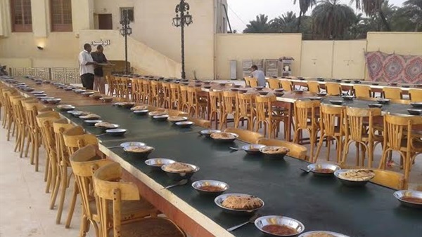 بالصور.. الشباب يجهزون الموائد بطعام الإفطار فى «المسجد الجامع»  