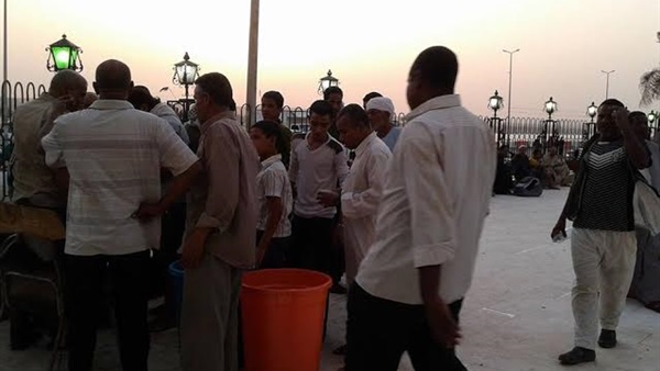 بالصور.. الصائمون يتناولون البلح الأسواني والعصائر بالمسجد الجامع 