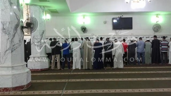 بالصور.. إقامة شعائر صلاة المغرب بالمسجد الجامع فى أسوان