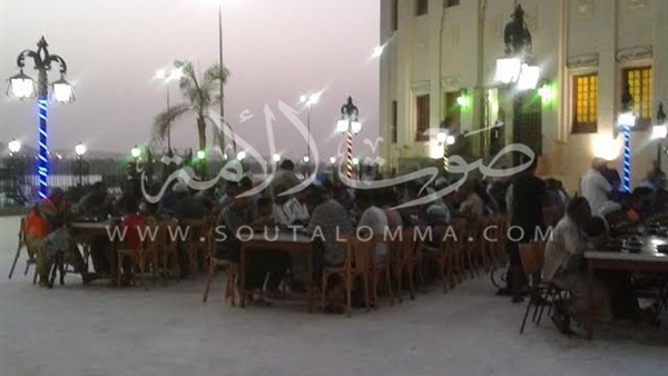 بالصور.. افطار الصائمون بالمسجد الجامع فى أسوان  